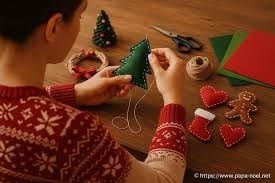 Enfant faisant une activité manuelle de Noël.