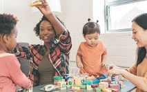 parents jouant avec enfants