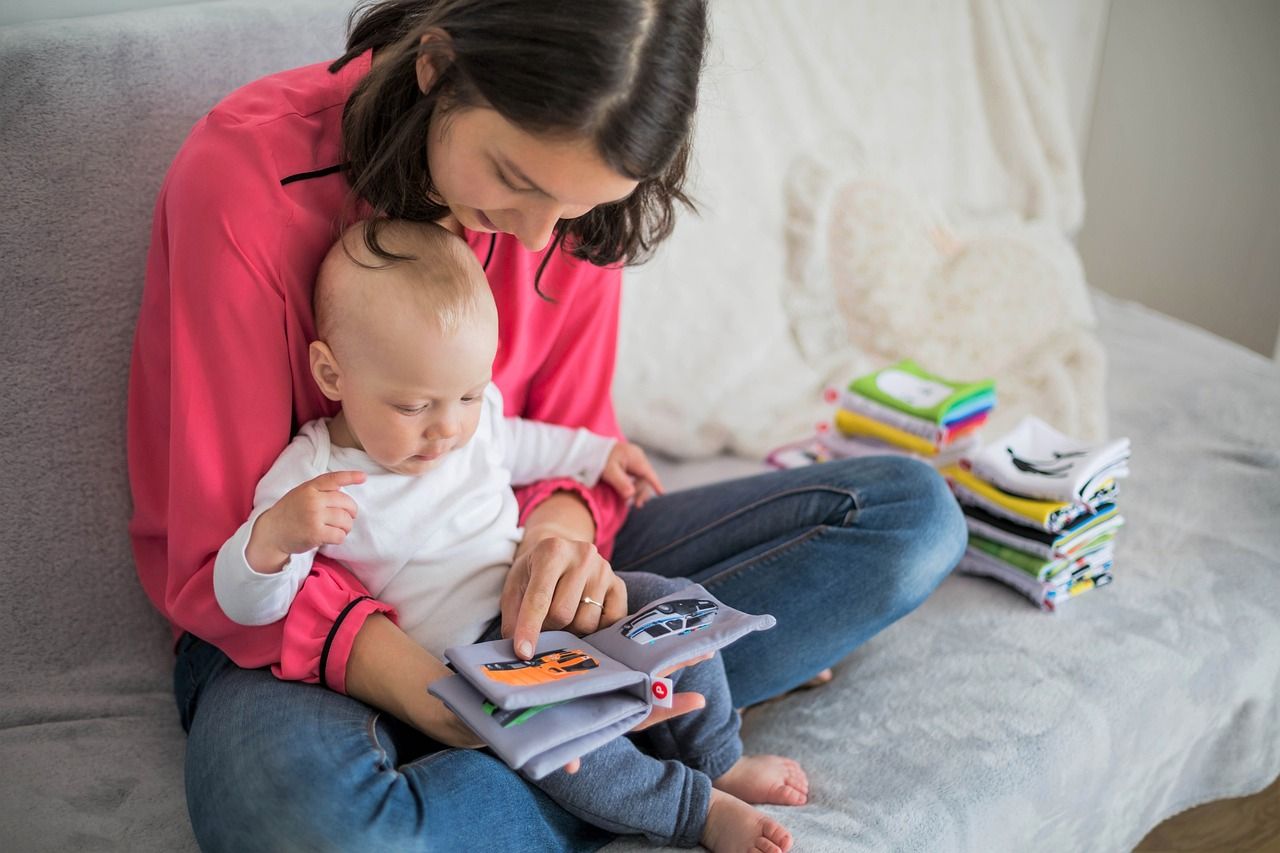 une maman lit un livre à son bébé